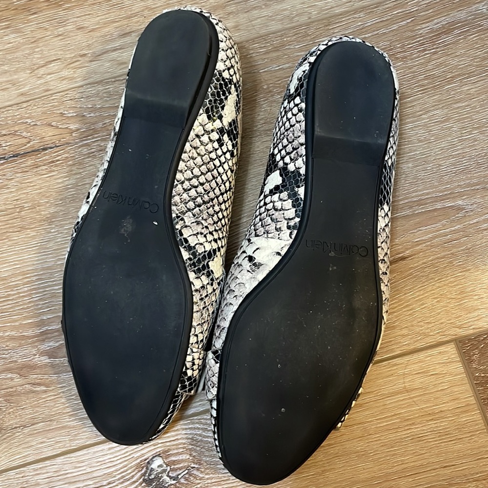 Calvin Klein SnakeSkin flats- adorable - size 6.5 - Picture 3 of 7